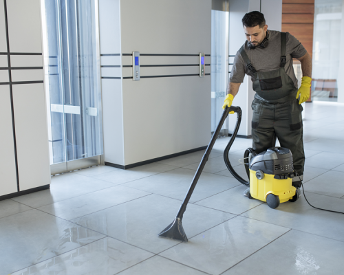 homem-de-tiro-completo-aspirando-o-chao-escritorio