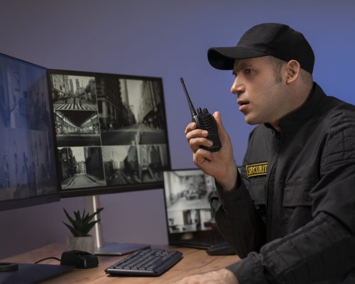 retrato-guarda-de-seguranca-masculino-com-estacao-de-radio-e-telas-de-camera